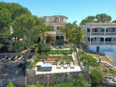Coastal three-bedroom villa for sale with holiday licence in llucmajor