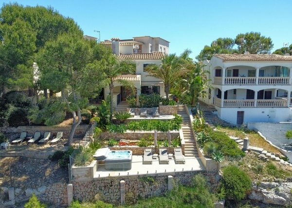 Coastal three-bedroom villa for sale with holiday licence in llucmajor