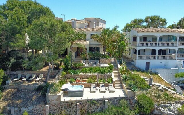 Coastal three-bedroom villa for sale with holiday licence in llucmajor