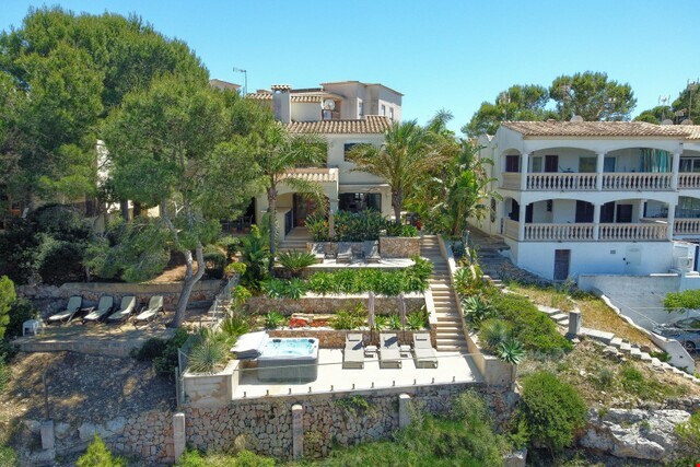 Coastal three-bedroom villa for sale with holiday licence in llucmajor