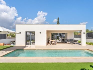 Contemporary single-level luxury villa for sale in marratxí