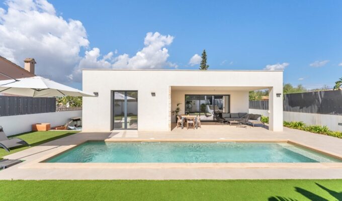 Contemporary single-level luxury villa for sale in marratxí