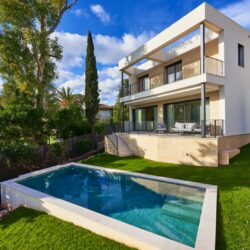 Contemporary four-bedroom luxury villa for sale in la bonanova