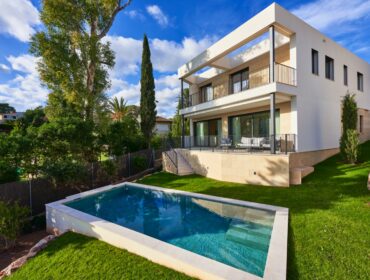 Contemporary four-bedroom luxury villa for sale in la bonanova