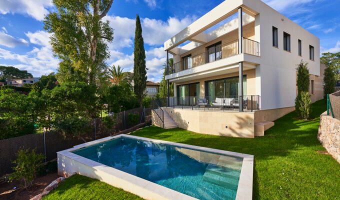 Contemporary four-bedroom luxury villa for sale in la bonanova