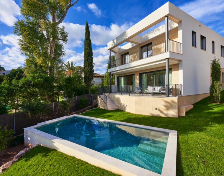 Contemporary four-bedroom luxury villa for sale in la bonanova