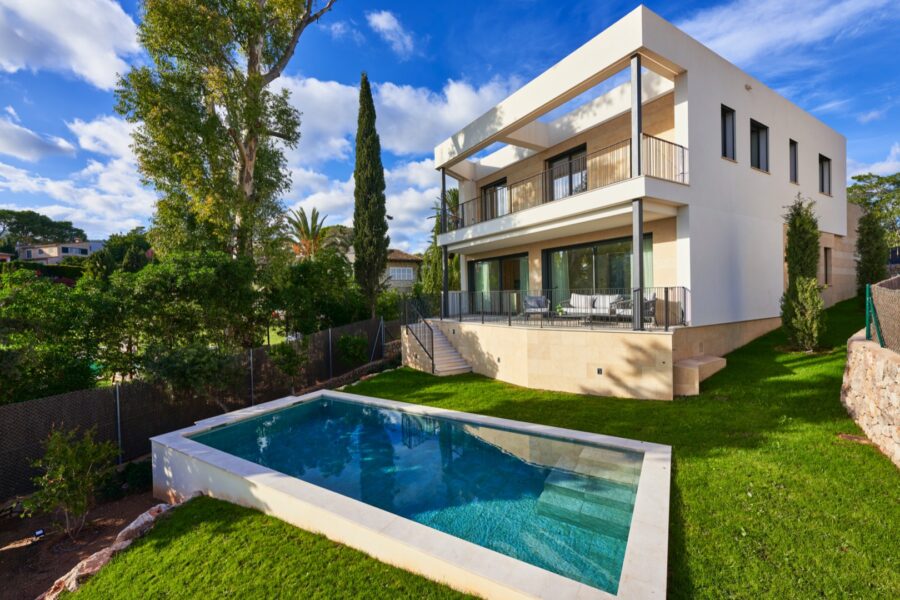 Contemporary four-bedroom luxury villa for sale in la bonanova