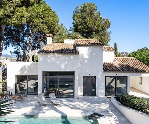 Contemporary four-bedroom villa with holiday rental licence in santa ponsa
