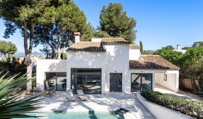 Contemporary four-bedroom villa with holiday rental licence in santa ponsa