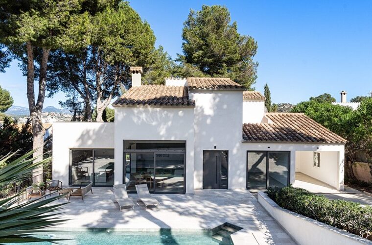 Contemporary four-bedroom villa with holiday rental licence in santa ponsa