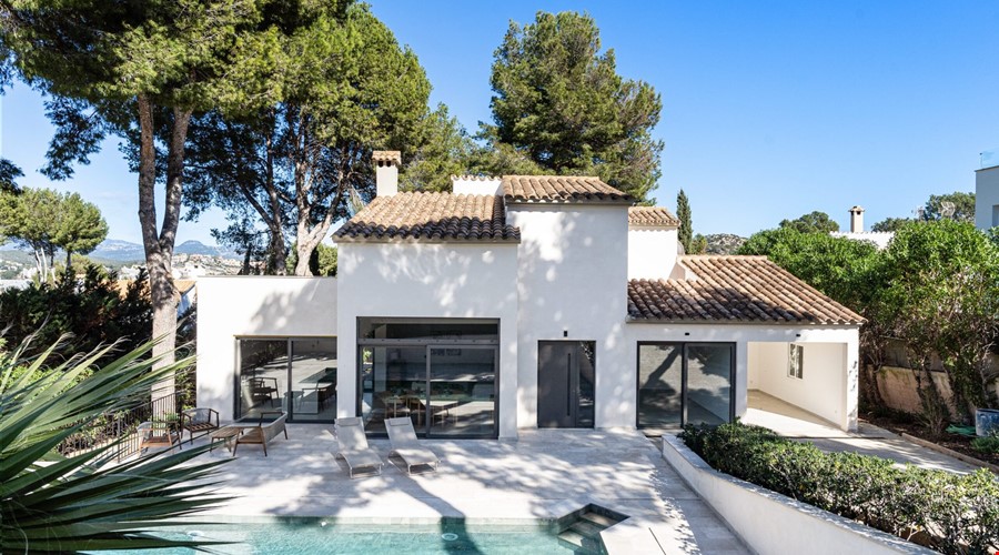 Contemporary four-bedroom villa with holiday rental licence in santa ponsa