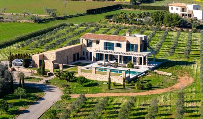 Contemporary architectural villa with expansive views for sale in santanyí