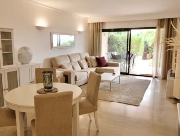 Sophisticated two-bedroom garden residence overlooking the golf course in bendinat
