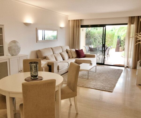 Sophisticated two-bedroom garden residence overlooking the golf course in bendinat
