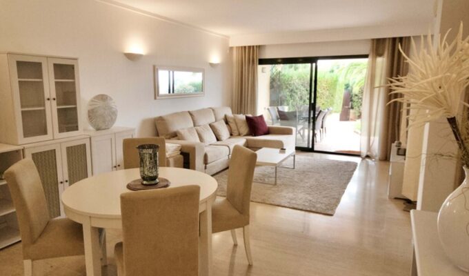 Sophisticated two-bedroom garden residence overlooking the golf course in bendinat