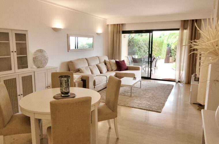 Sophisticated two-bedroom garden residence overlooking the golf course in bendinat