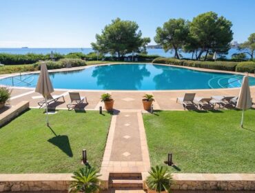 Refined coastal apartment with expansive terrace and sea views in portals nous