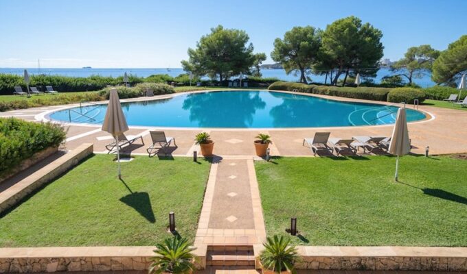 Refined coastal apartment with expansive terrace and sea views in portals nous
