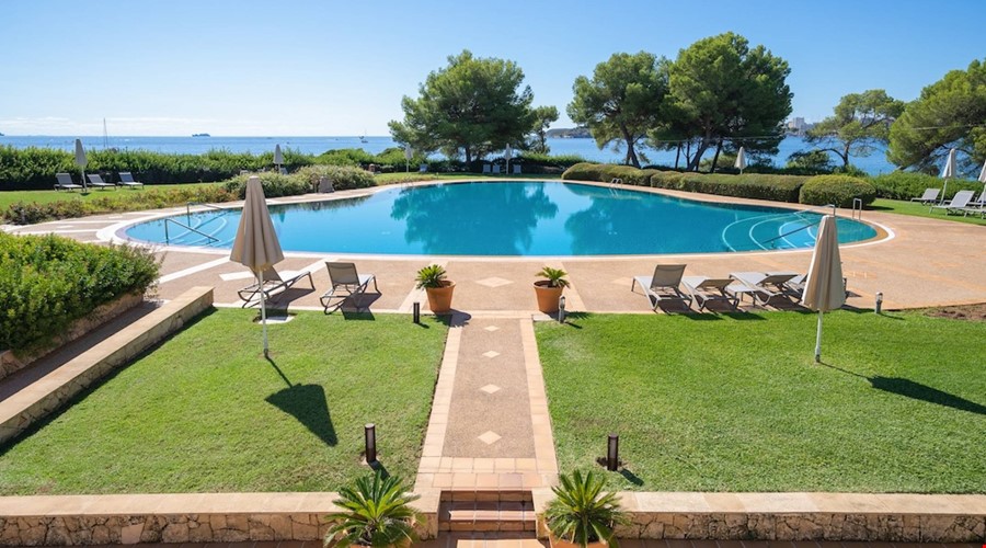 Refined coastal apartment with expansive terrace and sea views in Costa d’en Blanes