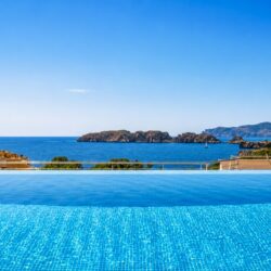 Elegant three-bedroom apartment for sale with panoramic rooftop pool in santa ponsa