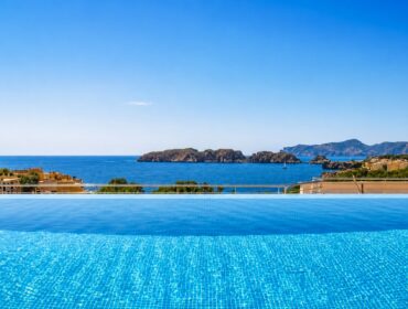 Elegant three-bedroom apartment for sale with panoramic rooftop pool in santa ponsa