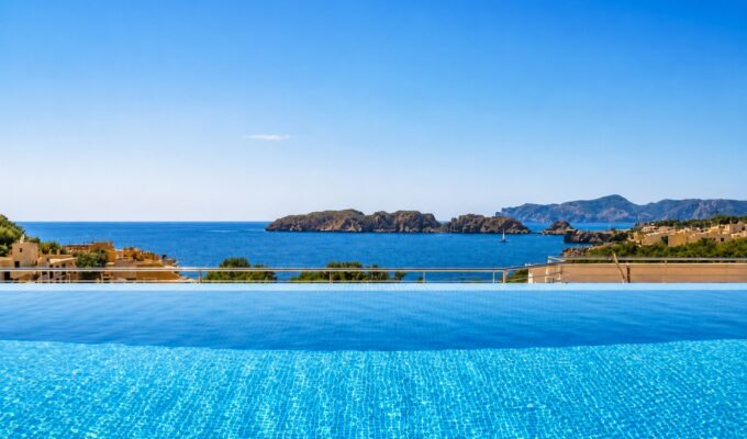 Elegant three-bedroom apartment for sale with panoramic rooftop pool in santa ponsa