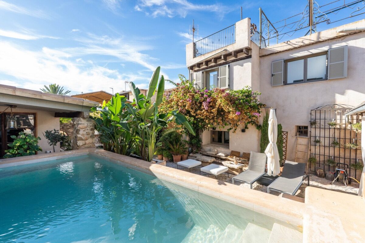 Authentic stone townhouse with historic wine cellar for sale in Consell