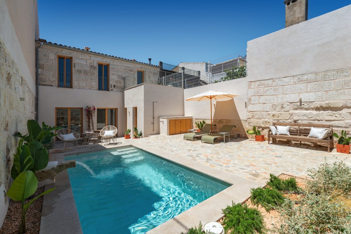 Contemporary Mediterranean Townhouse for sale in Maria de la Salut