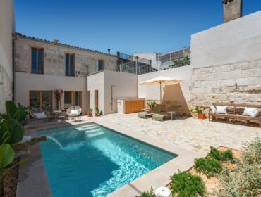 Contemporary mediterranean townhouse for sale in maria de la salut