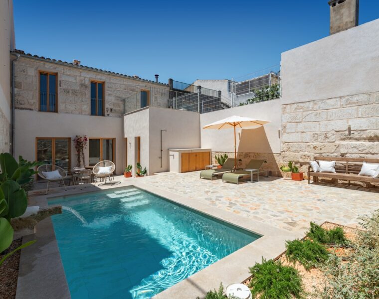 Contemporary mediterranean townhouse for sale in maria de la salut