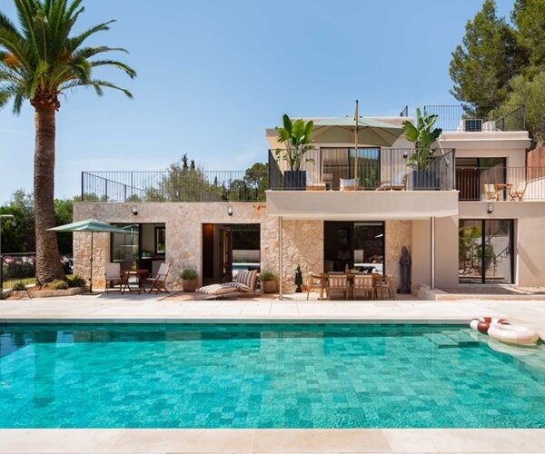 Newly renovated four-bedroom villa with panoramic mountain views in capdellà