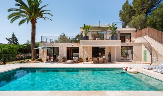 Newly renovated four-bedroom villa with panoramic mountain views in capdellà