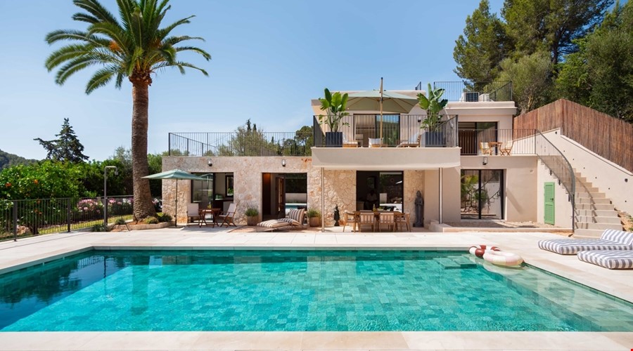 Newly renovated four-bedroom villa with panoramic mountain views in capdellà