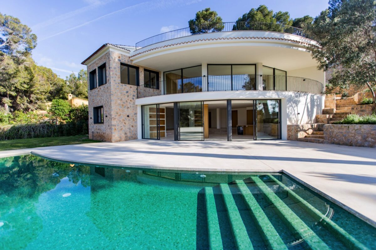Striking minimalist architectural villa for sale in Santa Ponsa
