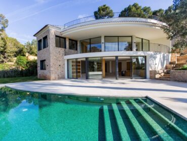 Striking minimalist architectural villa for sale in santa ponsa