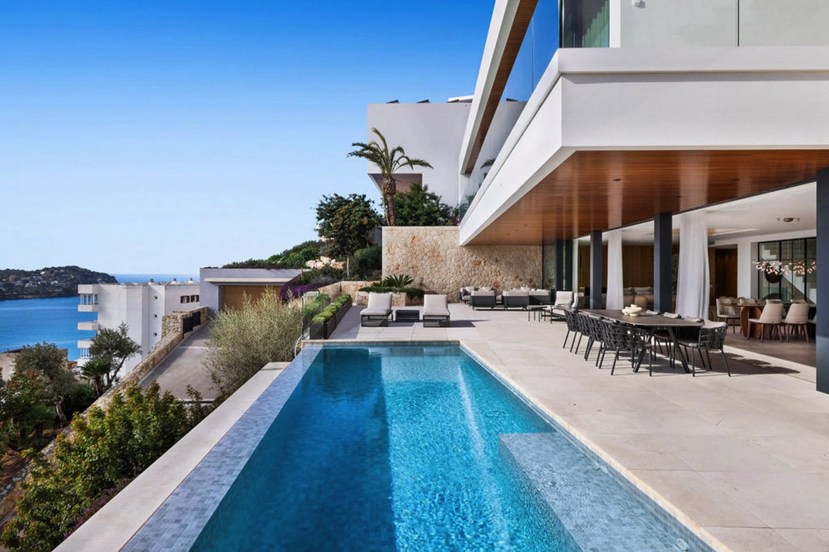 Contemporary villa with panoramic views for sale in Santa Ponsa