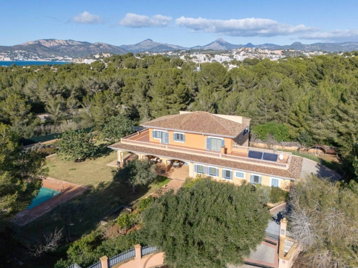 Spacious Mediterranean villa with sprawling grounds for sale in Santa Ponsa