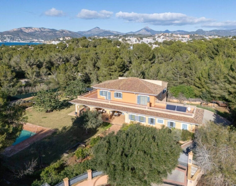 Spacious mediterranean villa with sprawling grounds for sale in santa ponsa