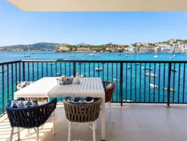 Frontline four-bedroom renovated coastal apartment for sale in santa ponsa