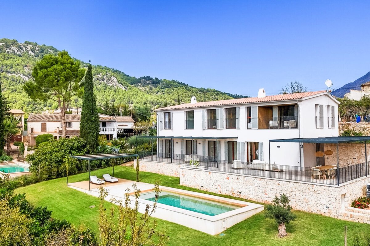 Modern country house for sale with striking mountain vistas in Es Capdellà, Calvià