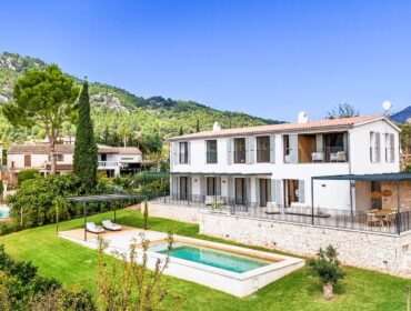 Modern country house for sale with striking mountain vistas in calvià