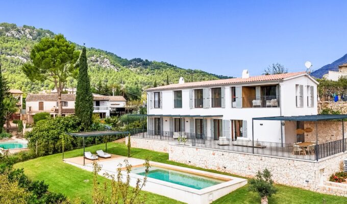 Modern country house for sale with striking mountain vistas in calvià