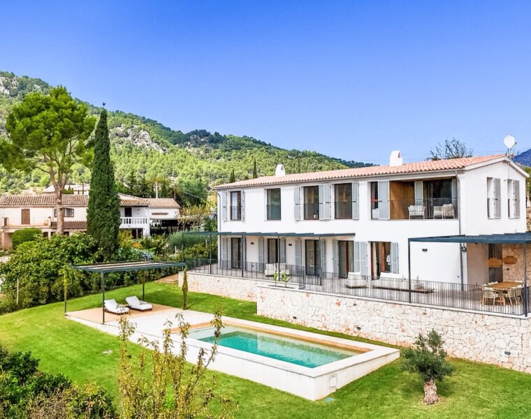 Modern country house for sale with striking mountain vistas in calvià