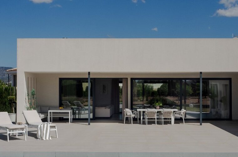 Contemporary single-storey villa for sale near santa maría del camí