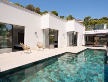 Contemporary five-bedroom villa with pool and sea views in costa d'en blanes