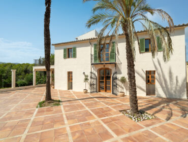 Historic eight-bedroom estate with guest apartment and mountain views in palma