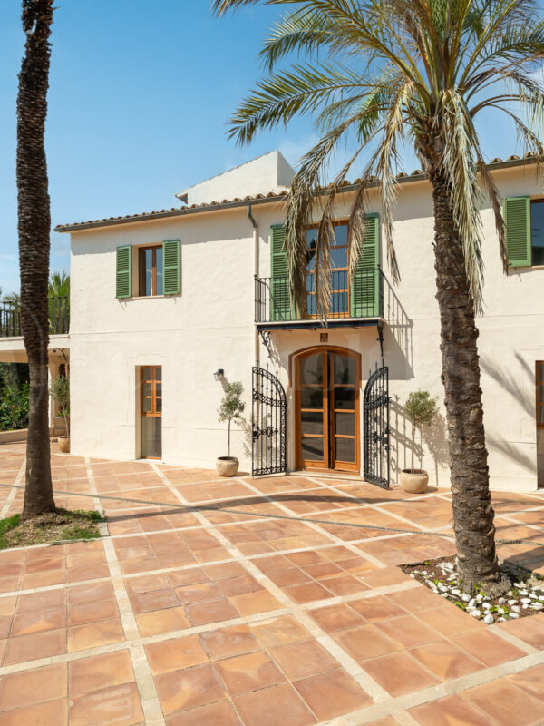 Historic eight-bedroom estate with guest apartment and mountain views in palma