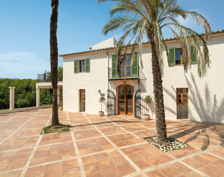 Historic eight-bedroom estate with guest apartment and mountain views in palma