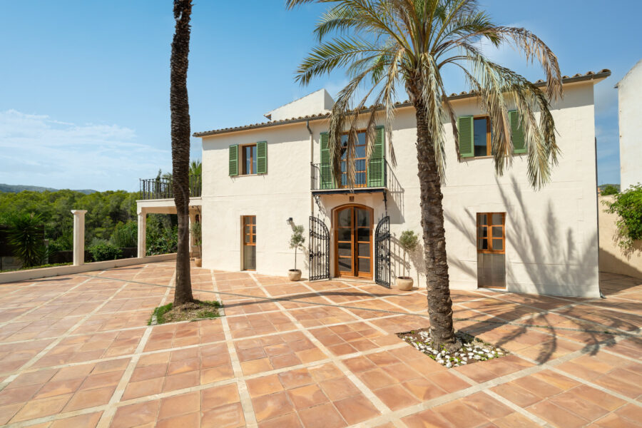 Historic eight-bedroom estate with guest apartment and mountain views in palma