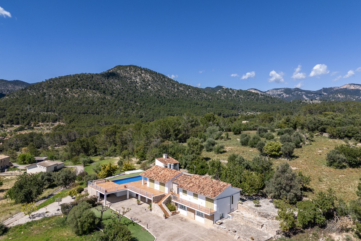 Eight-bedroom country estate with spectacular panoramic views for sale in Santa María del Camí